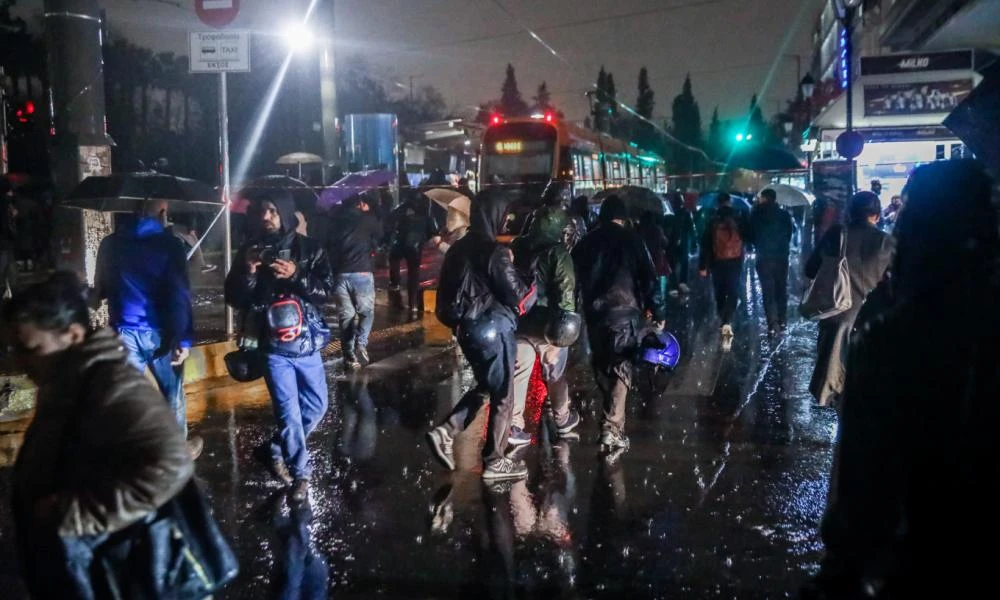 Δυστύχημα στα Τέμπη: Επεισόδια στην πορεία στην Αθήνα - Πετούν φωτοβολίδες και καίνε κάδους